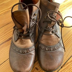 Ankle three-tone leather boots